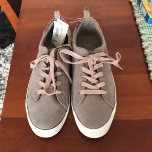 Gap women’s sneakers- white sole/light brown